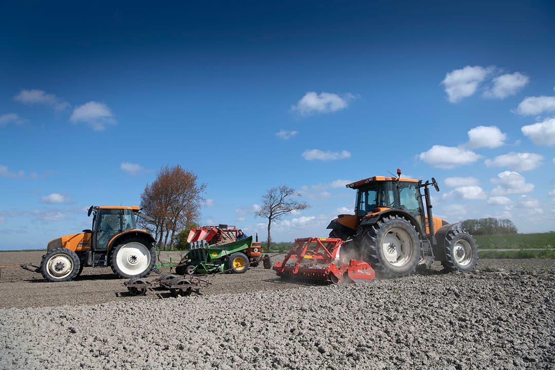 Tonnie van der Spek in Ulrum (Gr.) poot een perceel Bildtstar tafelaardappelen. Zijn zoon Lennart legt de grond pootklaar met een kopeg met daarachter een camebridgerol om de grootste kluiten nog te breken. - Foto's: Mark Pasveer