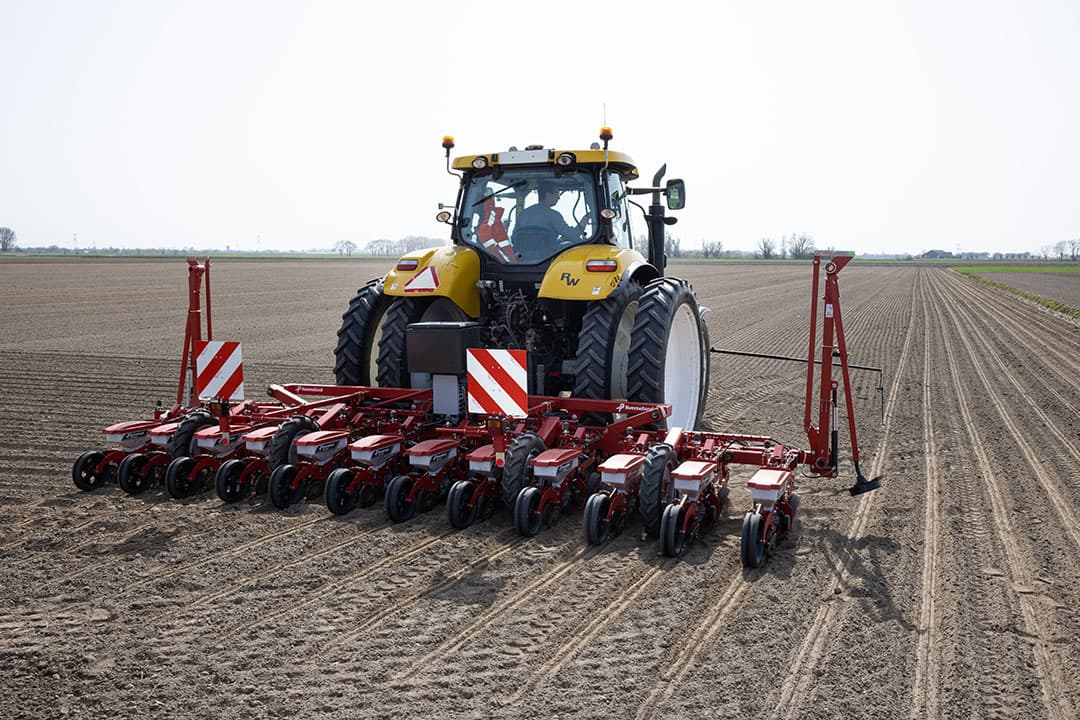 Zaaien van suikerbieten. In het Zuidwesten zijn de bieten het vroegst gezaaid. - Foto: Peter Roek
