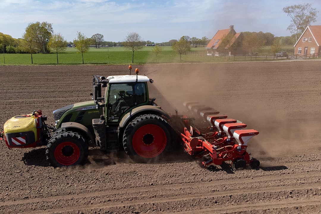 Gewas zaaien begin mei dit jaar in Twente. Goed zichtbaar is dat het land zeer droog is. - Foto: Stadje Media