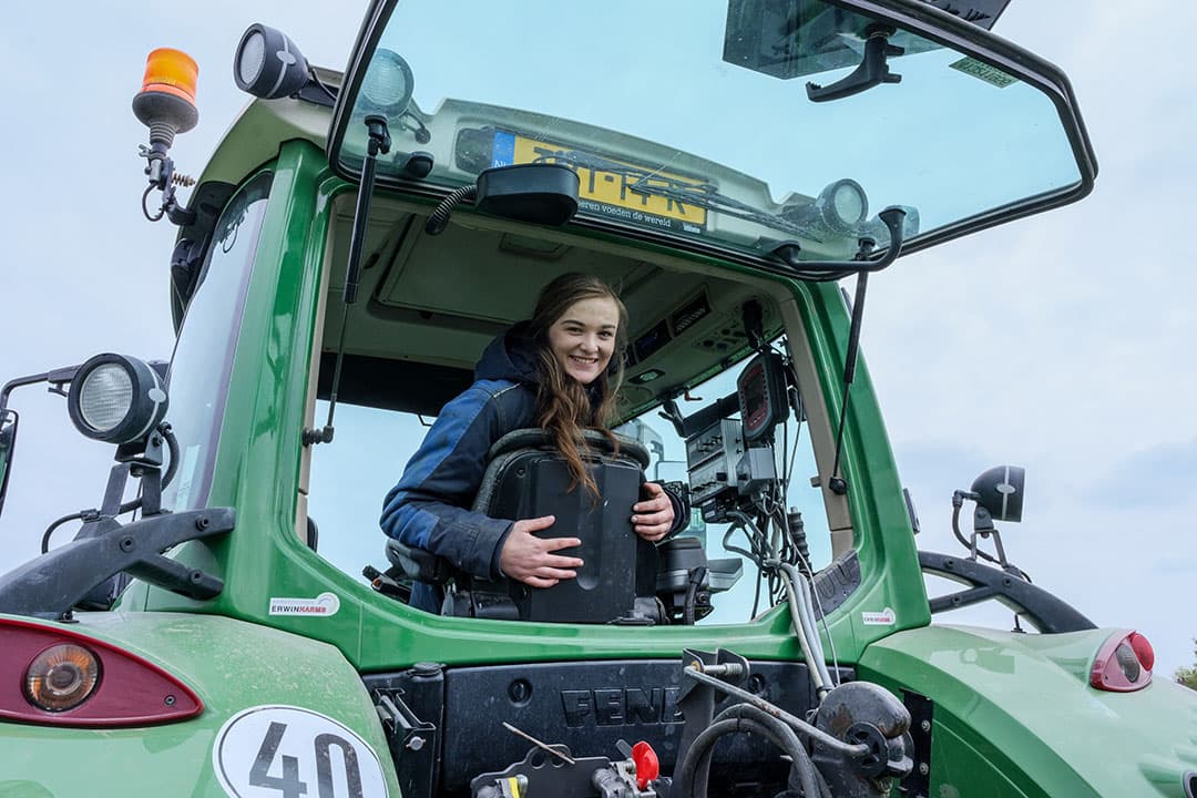 Annegré Smits (21) woont in Doodstil (Gr.). Samen met haar vader en zus runt ze een akkerbouwbedrijf van 72 hectare. - Foto's: Jan Willen van Vliet