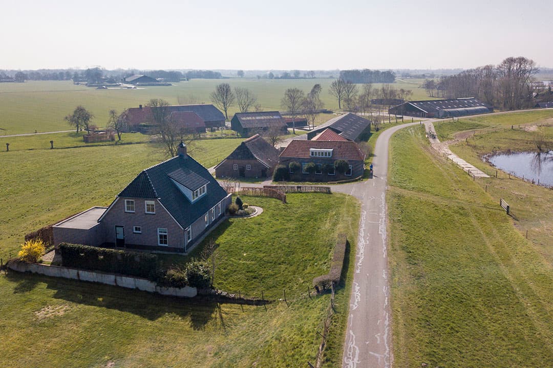 Veehouder Pelleboer moest op zijn oude locatie langs de dijk tussen Zwolle en Hasselt wijken voor de natuurplannen van provincie. Die onteigening nam meerdere jaren in beslag en was emotioneel zwaar. - Foto: Koos Groenewold