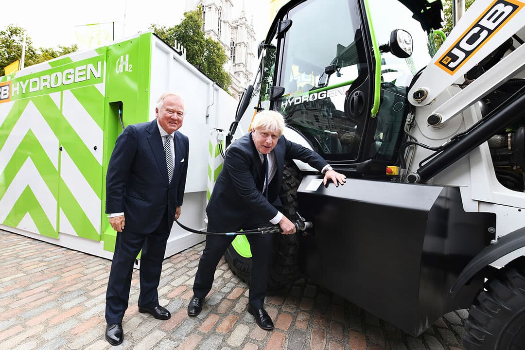 Lord Anthony Bamford (l.), voorzitter van JCB, is een groot pleitbezorger van verbrandingsmotoren die op waterstof draaien. “Accu’s en brandstofcellen zijn te duur, terwijl verbrandingsmotoren betrouwbaar zijn en monteurs weten hoe ze er aan moeten werken.” - Foto: JCB