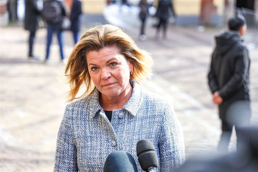 Minister Christianne van der Wal voor Natuur en Stikstof staat de pers te woord op het Binnenhof, voorafgaand aan de wekelijkse ministerraad op 1 april. - Foto: ANP