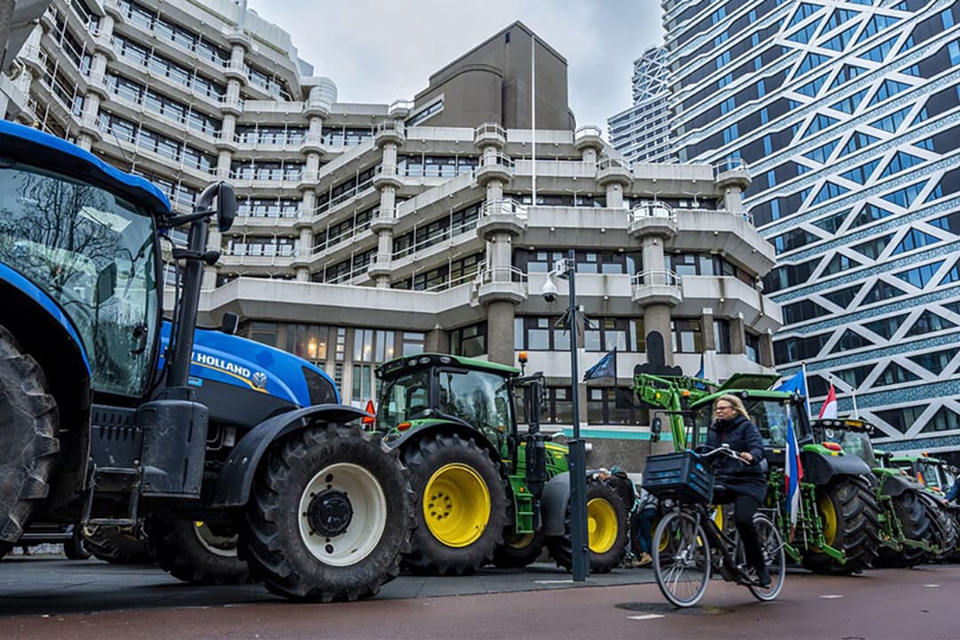 Actievoerders tijdens een eerder boerenprotest in april. De boeren zijn het niet eens met het stikstofbeleid van minister Christianne van der Wal. - Foto: ANP