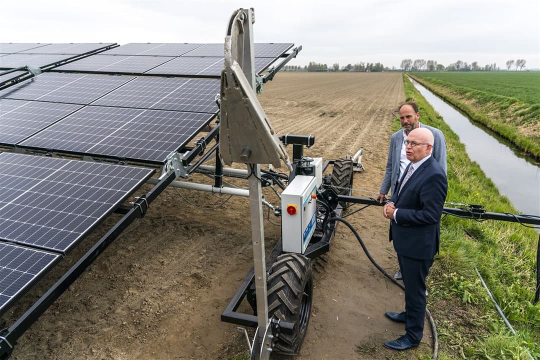 Op het akkerbouw- en bloembollenbedrijf Dogterom in Oude Tonge op Goeree-Overflakkee is het eerste mobiele zonnepark in gebruik genomen. Landbouwminister Staghouwer verrichte de officiële openingshandeling. Foto: ANP