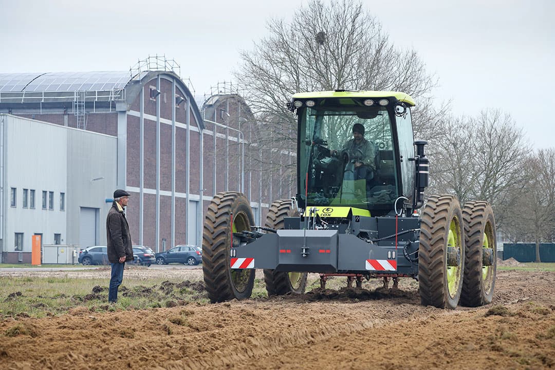 Omdat motor, generator en accu netjes in het basisframe zijn geïntegreerd, lijkt de EOX175 op afstand op niet meer dan een cabine op hoge cultuurwielen. - Foto: Bob Karsten