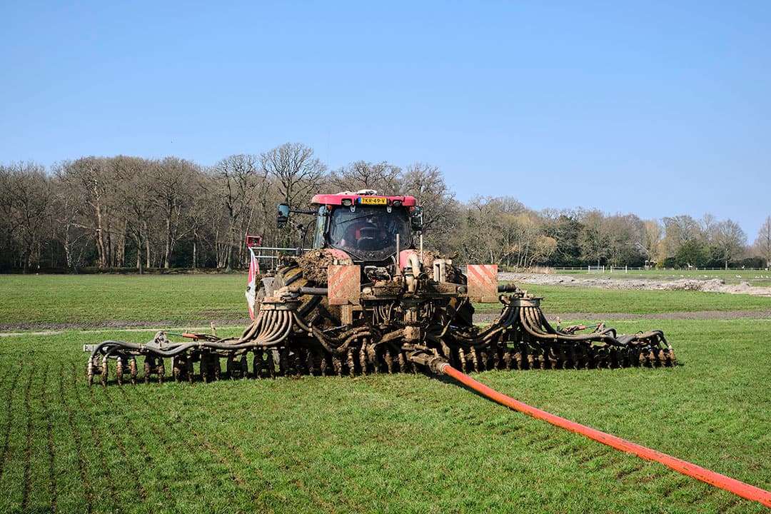 Het uitrijden van spuiwater uit een luchtwasser dat is gemengd met rundveedrijfmest. - Foto: Roel Dijkstra