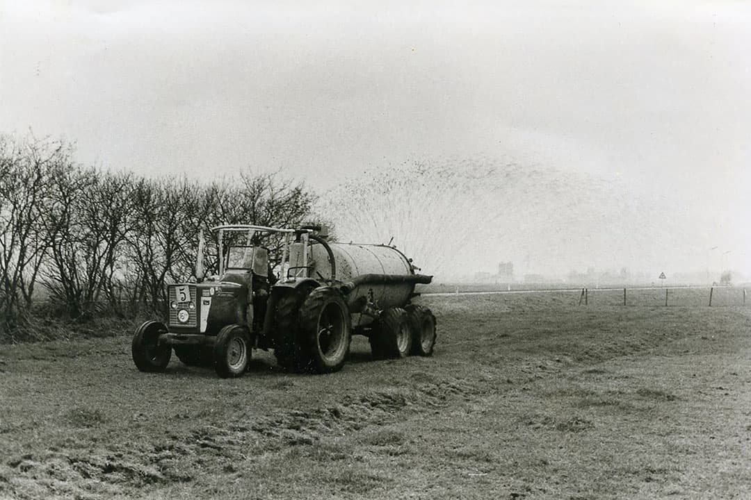 Een giertank van maar liefst 5.000 liter! zo ronkte de beschrijving achter op deze foto uit 1980. Tegelijk was er het besef dat dergelijk zwaar materieel de bodem verdichtte wat nadelig was voor de gewasgroei. Vandaar dubbellucht voor de trekker én tandenbanden voor de tank, om de druk zoveel mogelijk te spreiden. - Foto: Misset