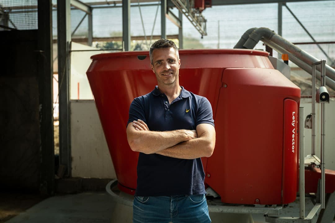 Melkveehouder Jan Arie Koorevaar is de host tijdens het event. Hij praat met zijn tafelgasten over alle aspecten rondom automatisch voeren. - Foto: Lely