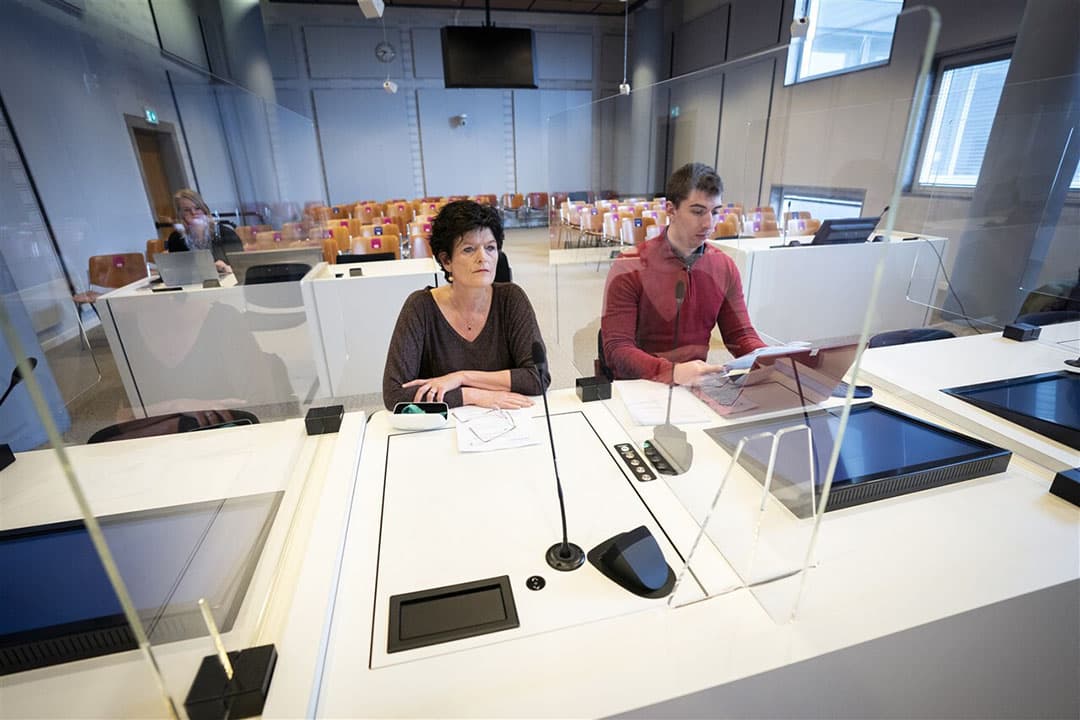 Woordvoerder Sieta van Keimpema (links) van Farmers Defence Force en jurist Max Hazekamp in de rechtszaal tijdens een eerder kort geding. - Foto: ANP
