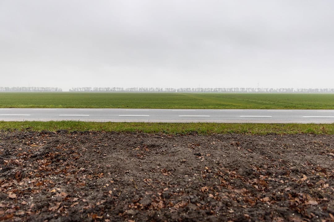 Op landbouwgrond tussen de Baardmeesweg (voorgrond) en de Gooiseweg/ N305 in Zeewolde zou een vele hectares groot datacenter gebouwd worden. - Foto: ANP