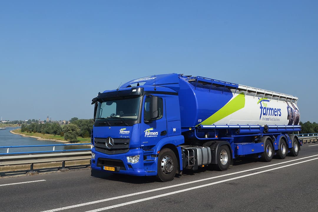 Bulkwagen van ForFarmers op weg naar een veehouder. - Foto: Carin Vos