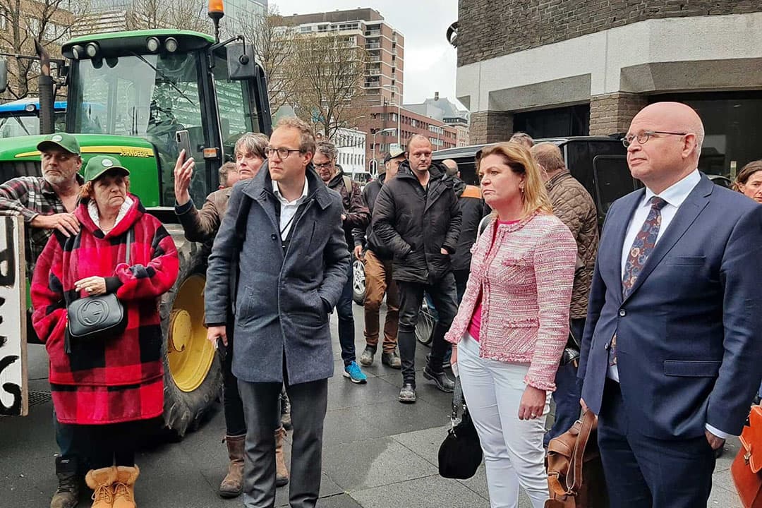 Ministers Van der Wal en Staghouwer spraken kort met de protesterende boeren. - Foto: Lydia van Rooijen