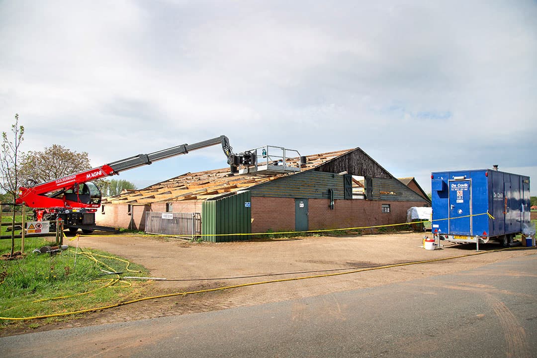 Het saneren van asbestdaken gaat niet meer zo snel.- Foto: Jan Willem Schouten