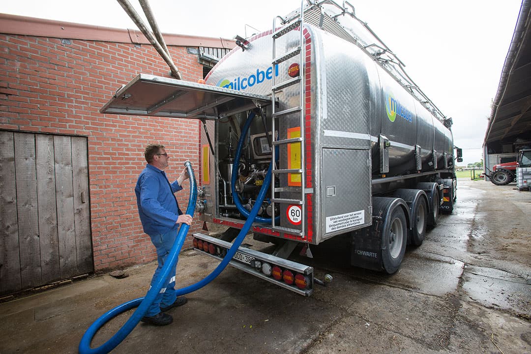 RMO van Milcobel haalt melk op bij een leverancier. - Foto: Peter Roek