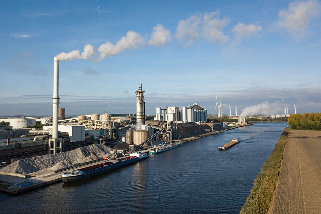 Bietenschip Tesco 8 vaart op de Dintel met een volle lading voorbij suikerfabriek Cosun Beet Company. - Foto: Peter Roek