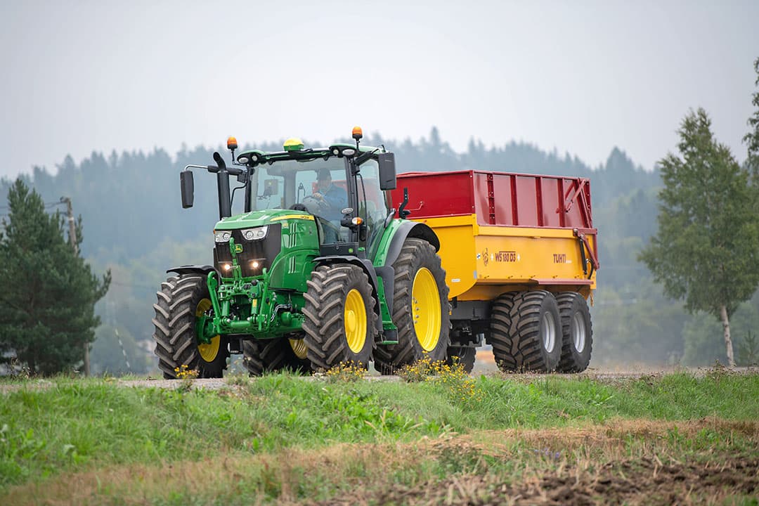 John Deere verslaat met 21% van de stemmen de nummer 2 van de trekkermerkenlijst. 20% van de ondervraagde akkerbouwers kiest voor New Holland. - Foto: Michel Velderman