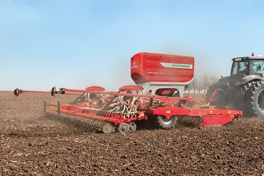 De Pöttinger Terrasem is nu ook verkrijgbaar in werkbreedtes van 8 meter (V 8000) en 9 meter (V 9000). - Foto: Pöttinger