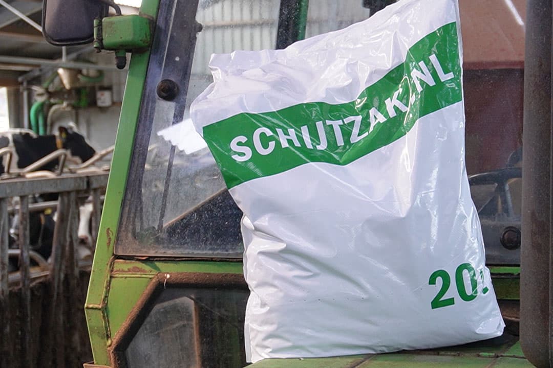 Benjamin Zuidbroek verkoopt mest in zakken via Schijtzak.nl om van het mestoverschot af te komen. - Foto: Rachel Henst