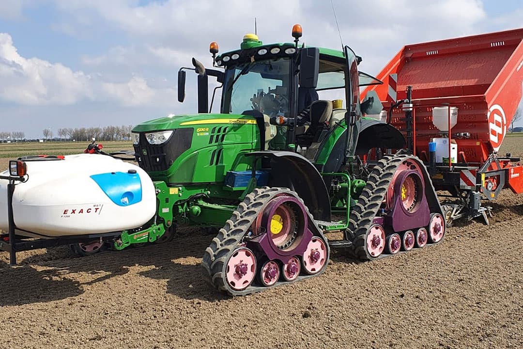 Het poten van aardappelen op proefboerderij Lelystad, onderdeel van Open Teelten WUR, waarbij de aardappels een veurbehandeling kregen met Serenade. Wageningen University & Research is partner in het vierjarige praktijkonderzoek. - Foto: Oane de Hoop