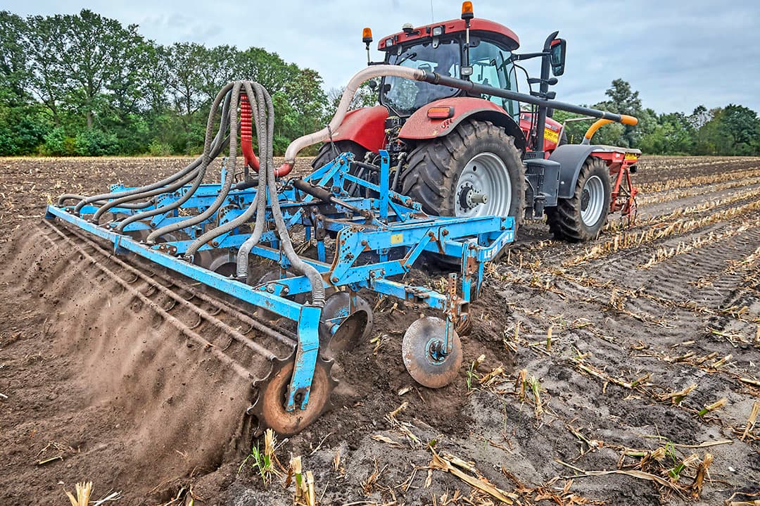 Het inzaaien van een vanggewas achter de mais aan, in het najaar. Vanggewassen is één van de punten om vast rekening mee te houden voor het nieuwe landbouwbeleid volgend jaar. - Foto: Van Assendelft