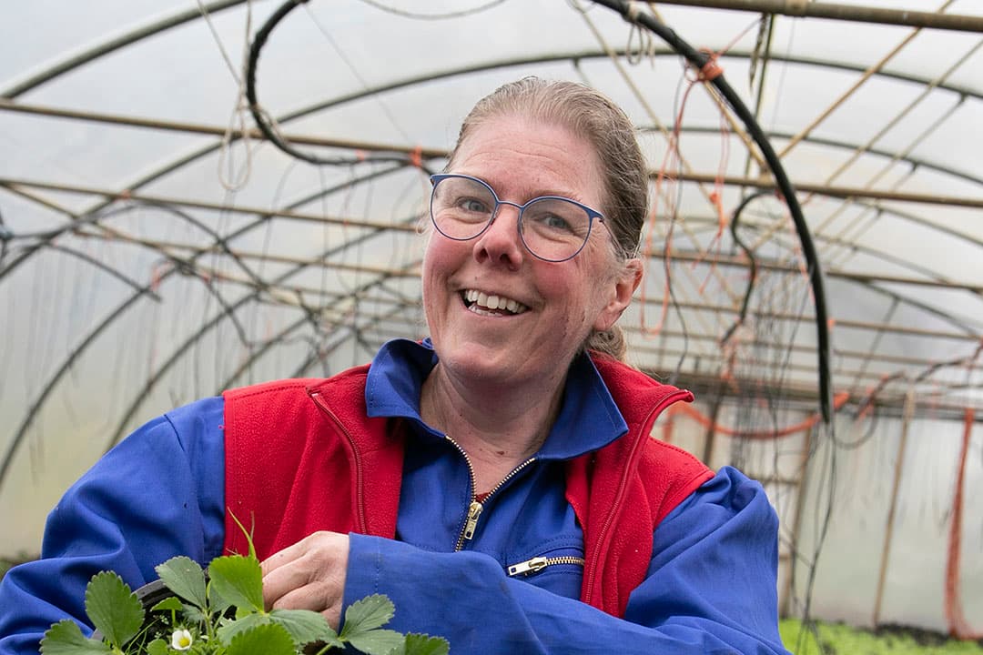 Astrid Platen (54) is getrouwd met Jos (50). Met echtgenoot Jos (5) heeft ze in ter Apel (Gr.) een akkerbouwbedrijf, een zorgboerderij en een groentetak met 50 verschillende soorten groenten. - Foto's: Hans Banus