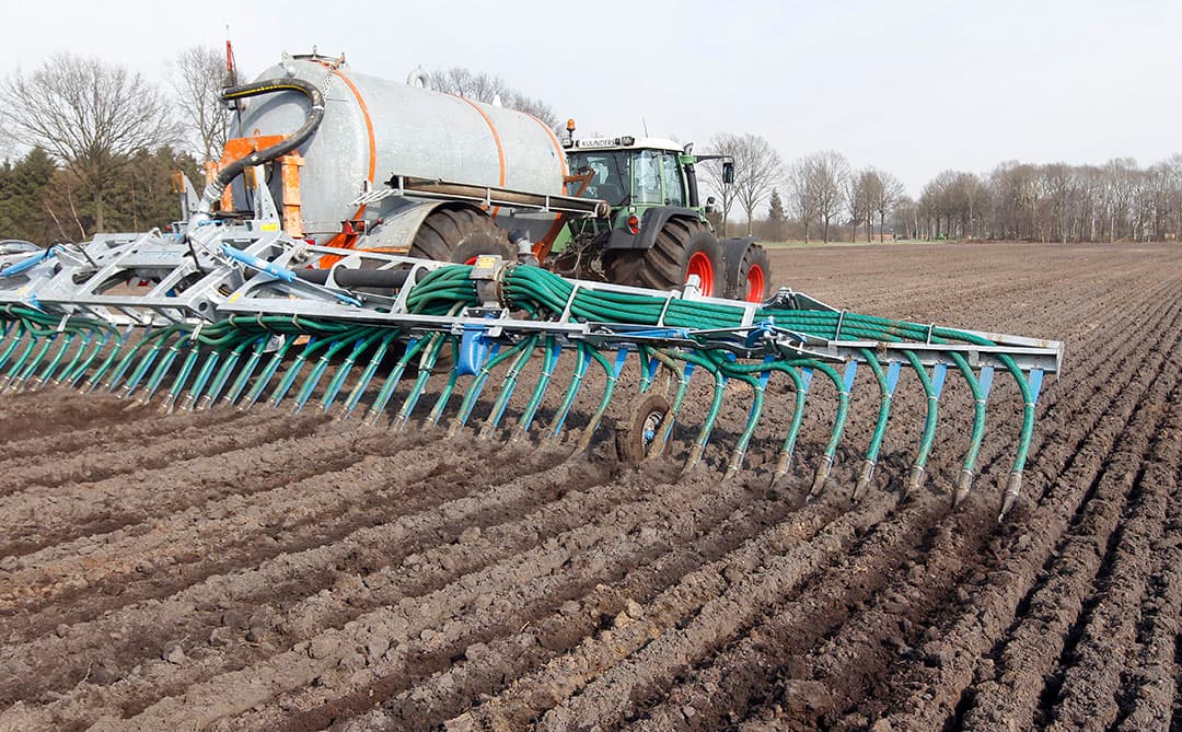 Uitrijden van een mineralenconcentraat op bouwland. Door aanpassingen in verdeelsysteem en pompen kunnen met bestaande bemesters ook kleinere hoeveelheden goed gedoseerd en verdeeld worden. - Foto: Bert Jansen