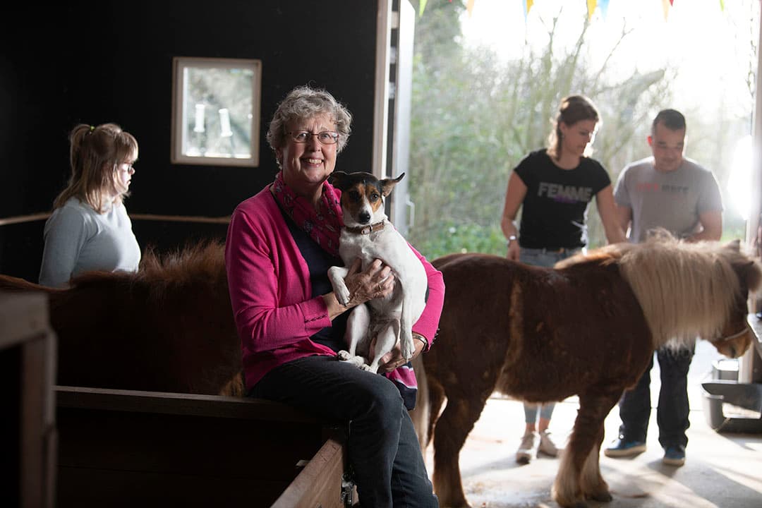 Aagtje in de zorgboerderij. Haar dochter Fenna overleed in 2020, ze werd dertig jaar. Fenna had het RETT-syndroom. Door haar is Aagtje twintig jaar geleden zorgboerderij Fenna Heerd begonnen. - Foto's: Mark Pasveer