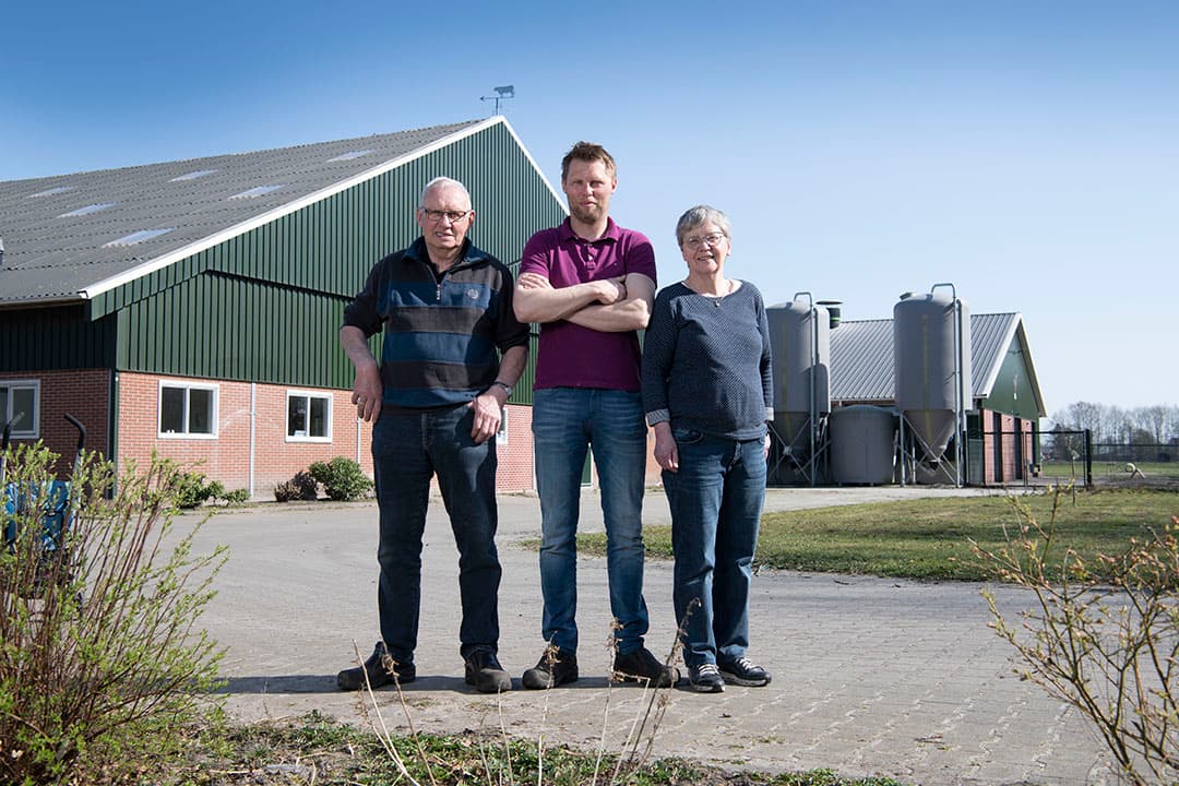 Annechienus (li) en Janneke (re) Willems vinden het prachtig dat zoon Geert en zijn vrouw Anita (niet op de foto) het boerenbedrijf als vierde generatie zullen  voortzetten.