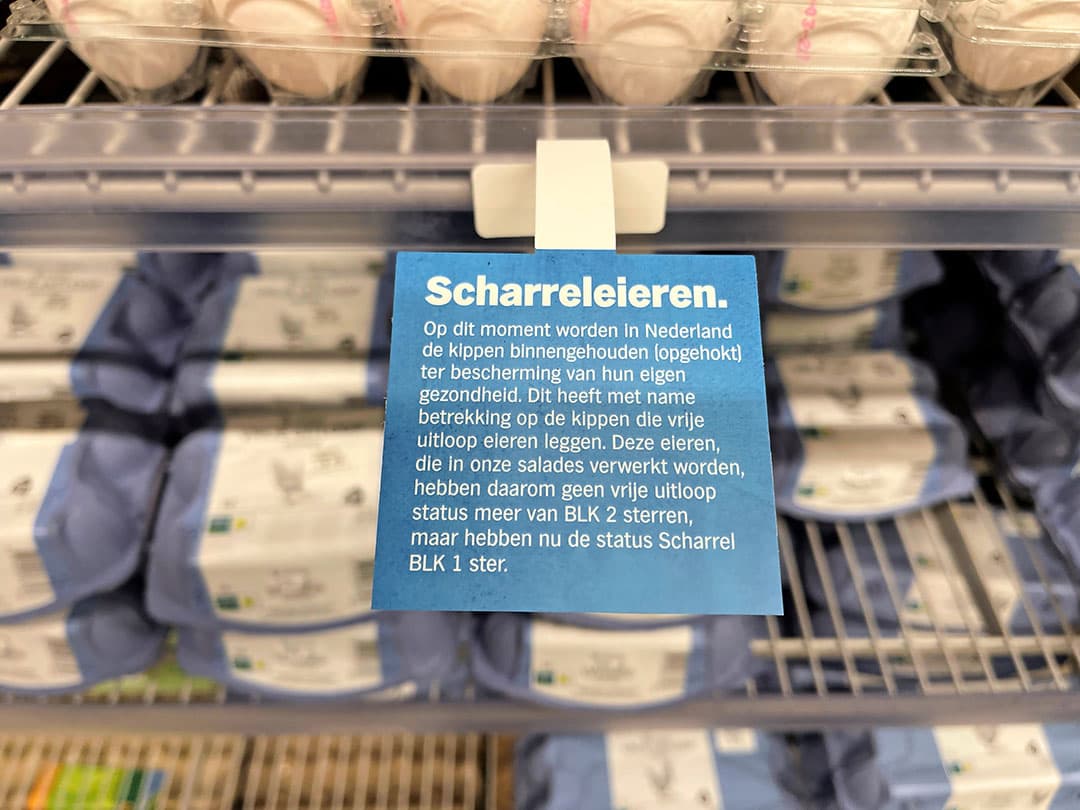 Sinds 16 april moeten vrije-uitloopeieren worden verkocht als scharreleieren. Dat kost pluimveehouders met vrije-uitloophennen duizenden euro’s per week. - Foto: Jan Vullings