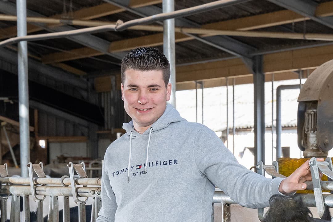 Gijs Niehof (19) woont in Lattrop-Breklenkamp (Ov.). Thuis hebben ze een bedrijf met 140 melkkoeien. - Foto's: Michel Velderman