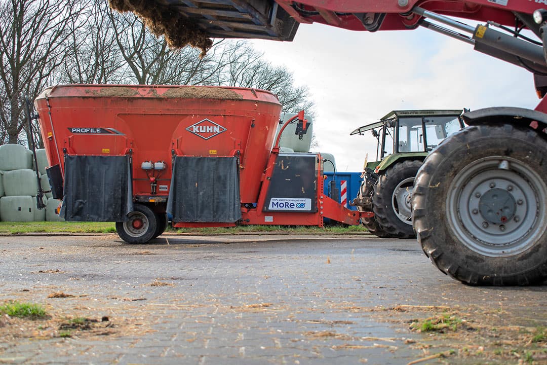 De grote sticker verraadt het geheim van de smid: de mengwagen heeft een elektrische aandrijving. De trekker voor de wagen dient uitsluitend voor het verplaatsen van de wagen. De trekkermotor draait niet tijdens het mengen. Heb je de trekker nodig voor andere werkzaamheden, dan kun je de wagen ook lossen met het ladende voertuig. - Foto: Jacco van Erkelens