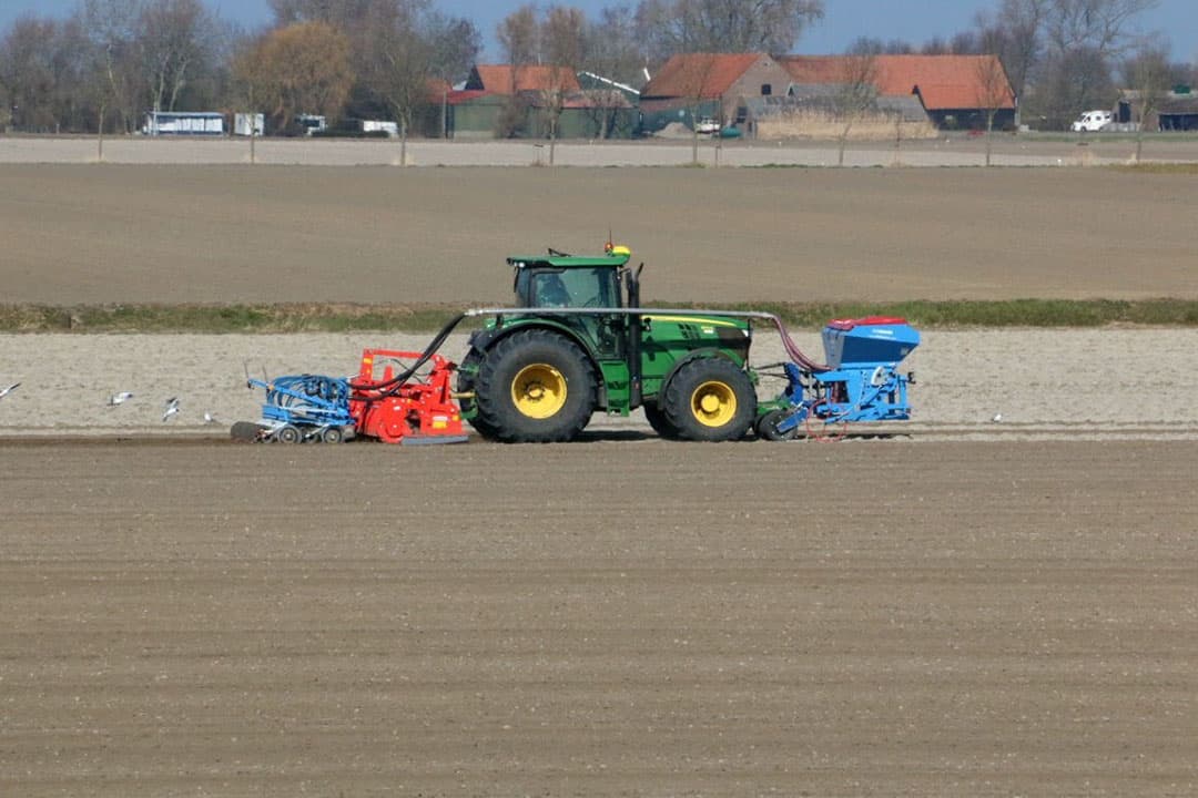 Vlas is een van de kenmerkende teelten in het Zuidwesten. Hier zaait Joeran den Boer uit Zonnemaire (Zld.) een perceel van 17 hectare met een nieuwe Lemken Solitair 8+. - Foto's: Anton Dingemanse