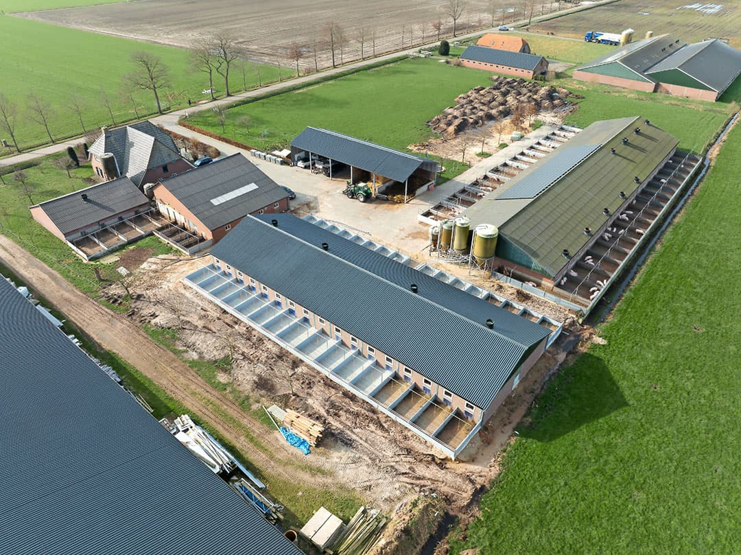 Familie Eikelboom bouwde onlangs nieuw voor 416 varkens in Lemelerveld (Ov.). Een overzicht van de nieuwe stal met de oude stal er pal rechts achter. - Foto: Michel Velderman