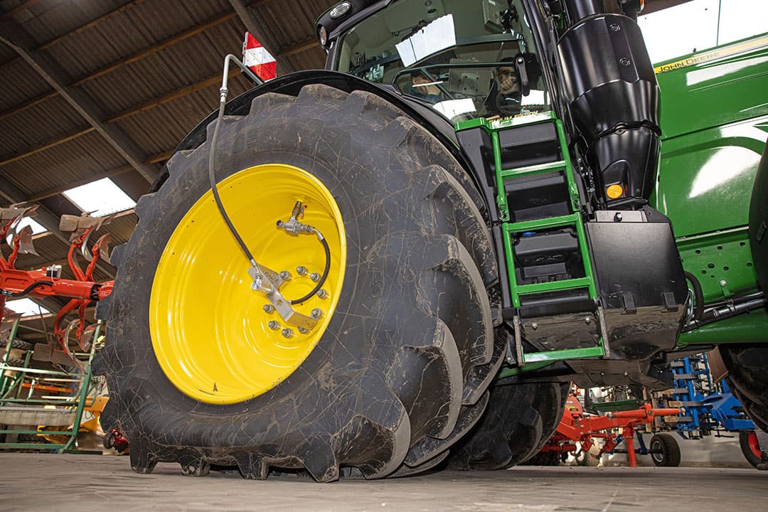 Het Agribrink-systeem is ook zonder frontbumper te gebruiken. De standaardcompressor op de trekker levert dan de lucht. Een alternatief is om een aparte schroefcompressor op de zijkant van de trekker te monteren. In beide gevallen blijven fronthef en aftakas volledig bruikbaar. - Foto: Peter Roek
