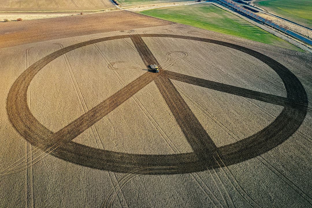 Een akkerbouwer in de buurt van Erfurt, hoofdstad van de Duitse deelstaat Thüringen, maakte een vredesteken met een doorsnee van 200 meter op zijn land. Als stil protest tegen de oorlog. - Foto: ANP