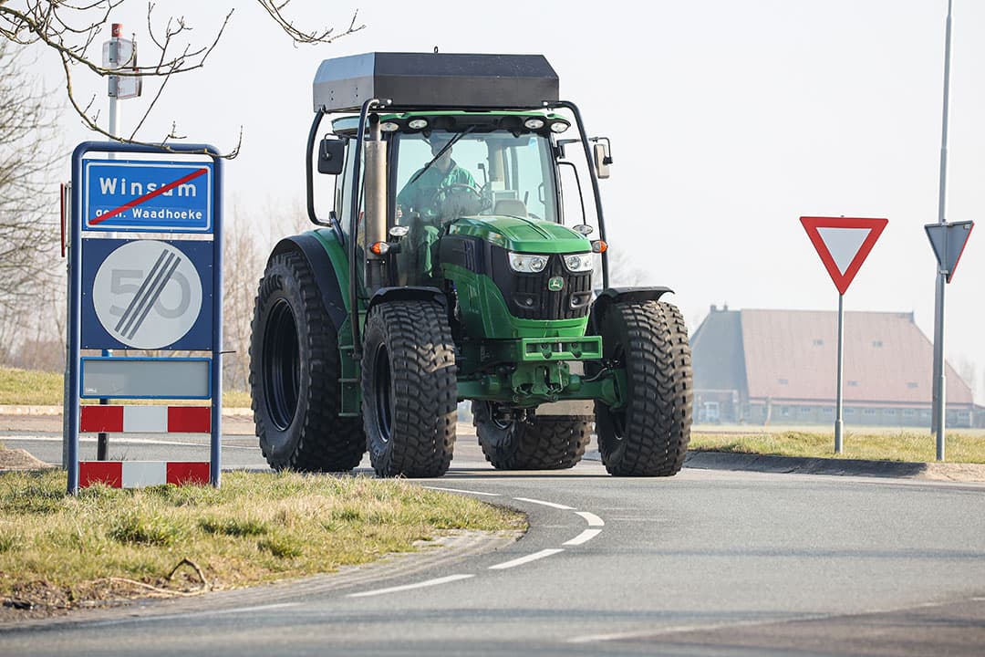 RosierGreidanus plaatste vier gasflessen op het dak, en ook onder de trekker waar normaal de dieseltank zit, is ruimte voor nog eens vier flessen met Compressed Natural Gas (CNG).  - Foto's: Bob Karsten