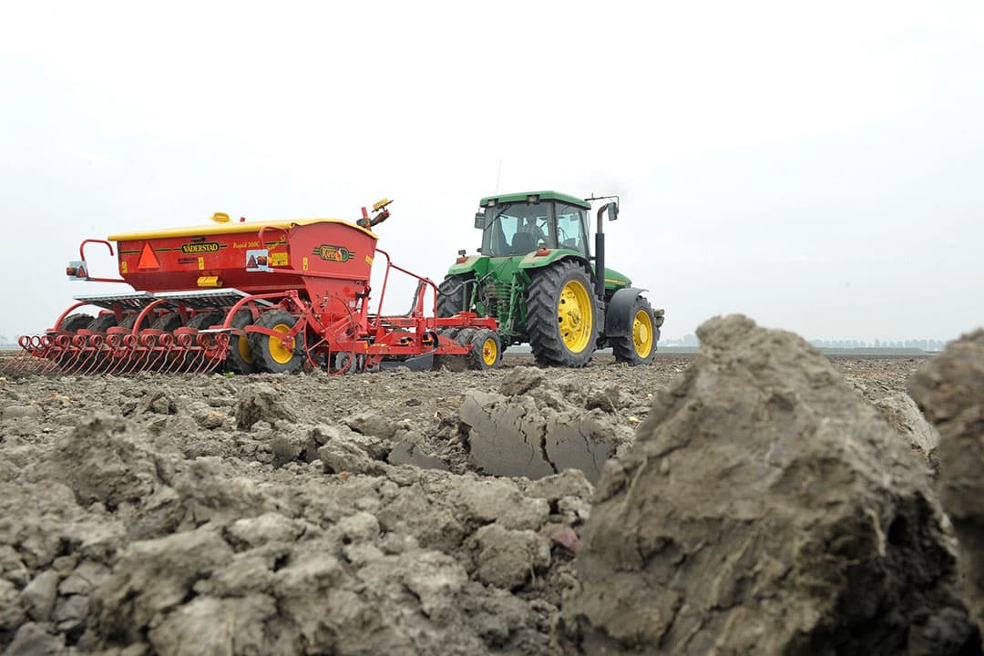 Akkerbouwer zaait tarwe. EU-lidstaten moeten met concrete actiepunten komen om de eigen voedselproductie te vergroten, vindt Europarlementariër Bert Jan Ruissen. - Foto: Fotopersburo Dijkstra