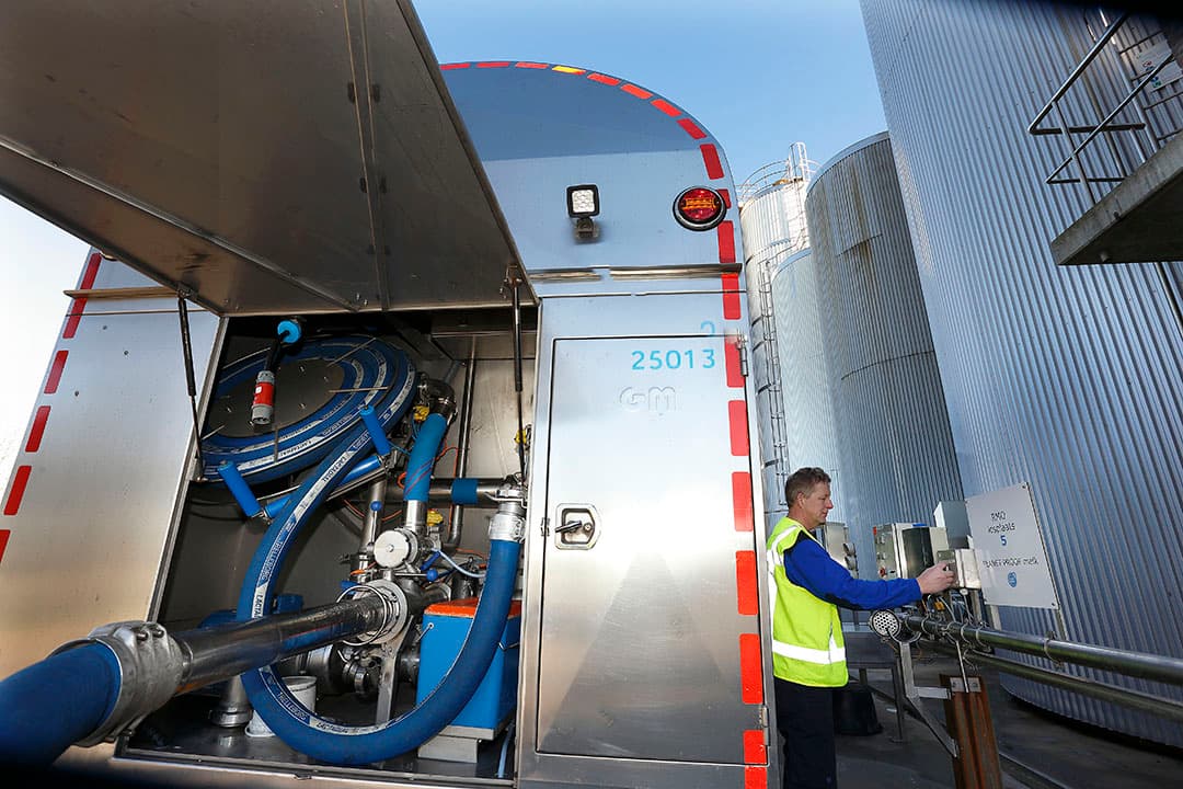 Het lossen van PlanetProof-melk bij een kaasfabriek. Van PlanetProof-melk worden diverse zuivelproducten gemaakt, zoals melk en melkdranken, yoghurt, kaas en roomboter. - Foto: Hans Prinsen