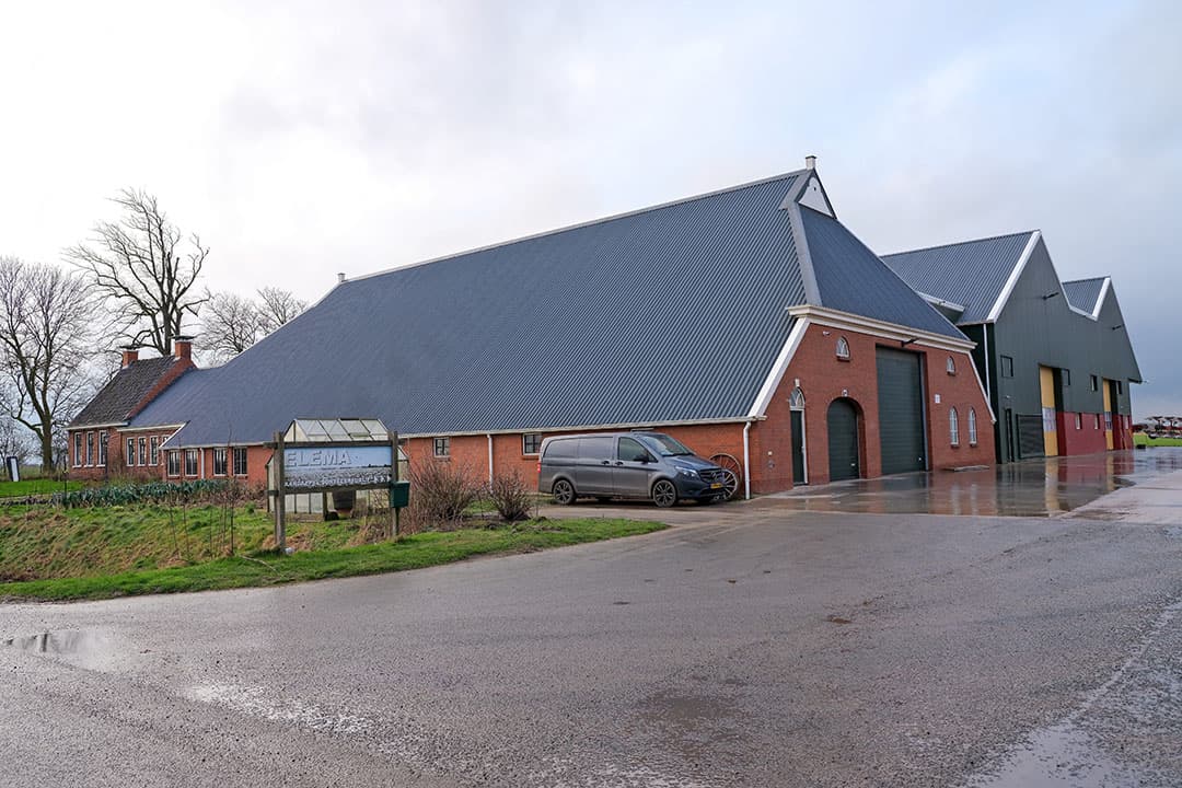 De kop-hals-rompboerderij van Janko en Wrister Elema oogt authentiek Gronings en nieuw tegelijkterijd. - Foto's: Jan Willem van Vliet