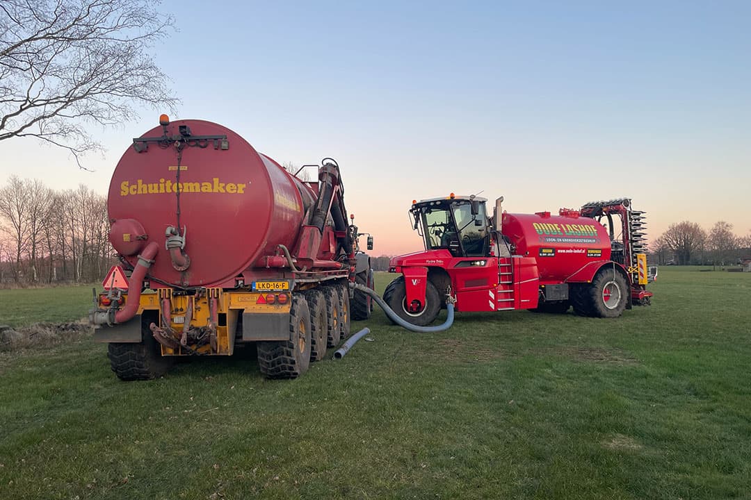 Door het droge weer van de afgelopen tijd is het uitrijden van drijfmest op grasland weer mogelijk. - Foto: Martijn ter Horst
