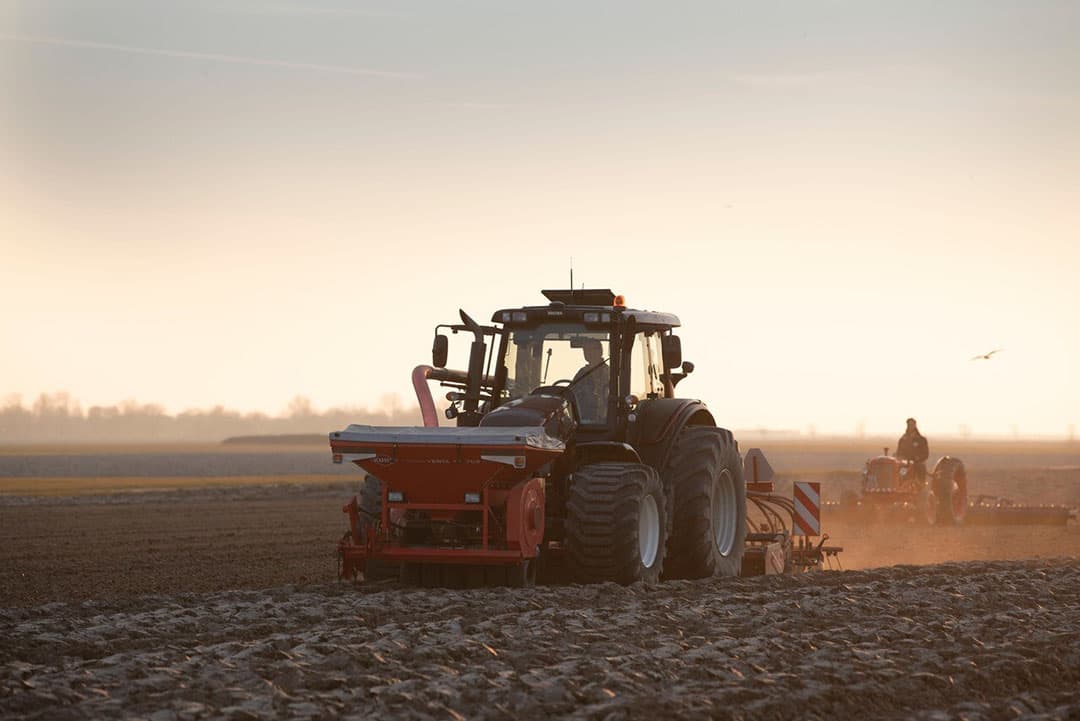Vader en zoon Zwart zaaien in het Friese Nij Altoenae gerst voor zaadvermeerdering. De klei is vorige week geploegd en de harde wind laat het land snel afdrogen. Er zit nog wat vocht in de bodem, dus een goed moment om te zaaien, aldus zoon Johan Zwart. “Na het zaaien gaan we er met een klein licht trekkertje met Cambrigde-rol overheen, dat hoeft niet altijd, maar omdat we geen regen verwachten, kan het gewas het vocht in de grond nu goed gebruiken.” - Foto: Mark Pasveer