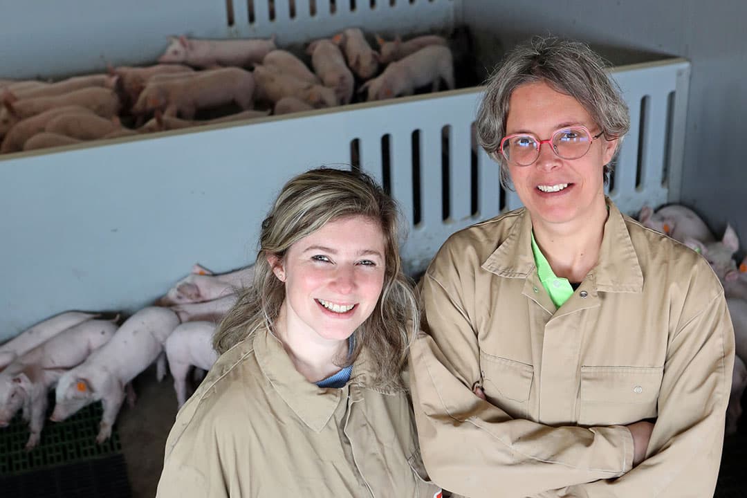 Caroline Bonckaert (links) is regiodierenarts van Dierengezondheidszorg Vlaanderen en Nathalie Nollet is dierenarts en projectcoördinator van onderzoeks- en adviesdienst Inagro. - Foto: Fotostudio Atelier 68