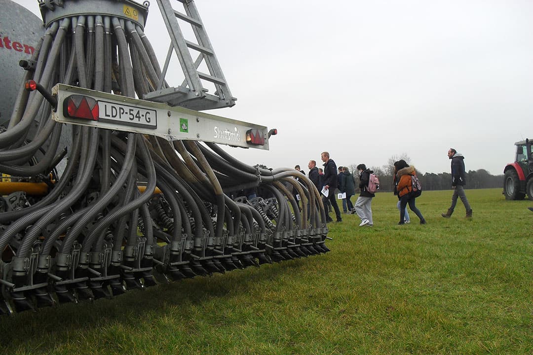 Bezoekers van de demodag lopen naar de bemestingsdemovelden op De Marke. - Foto: Boerderij