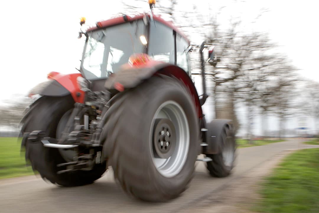 "Transport over de weg gaat ook prima met 42 kilometer per uur in plaats van 55 kilometer per uur. Het scheelt in elk geval een boel (dure) brandstof!" - Foto: Michel Zoeter
