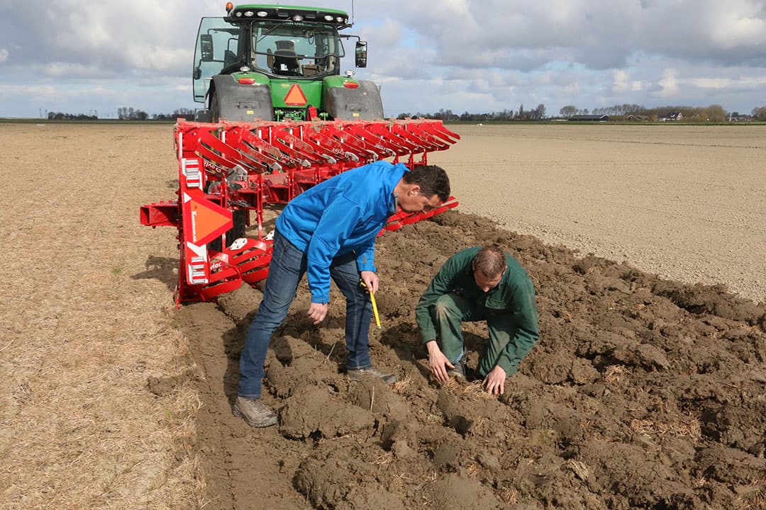 Samen met Simon Noordhoek, van akkerbouwbedrijf Nieuw Campen, de gebruiker van de ecoploeg, bekijkt Delphy adviseur Luc Remijn het werk van de ploeg. De ploeg wordt zo ondiep mogelijk afgesteld. - Foto's: Anton Dingemanse
