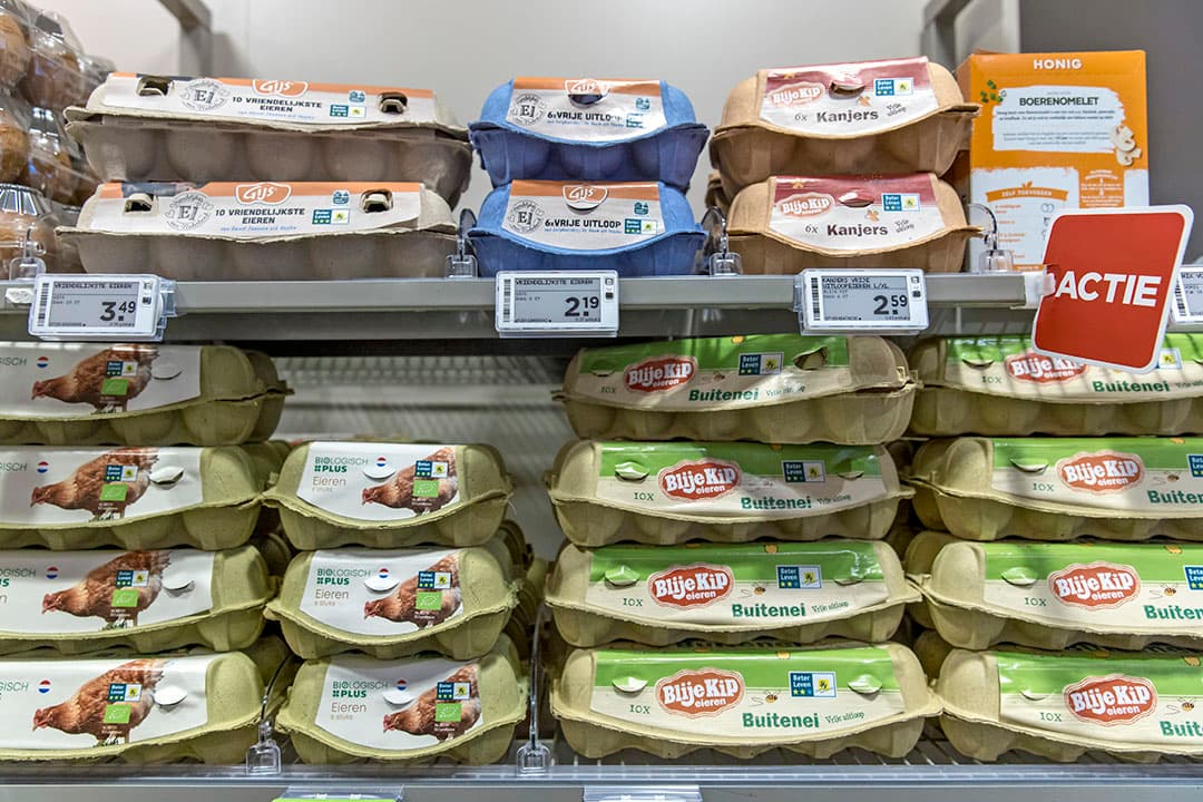 Plus Supermarkt en andere leden van Superunie gaan pluimveehouders meer betalen voor eieren in verband met de stijgende voerprijzen. - Foto: Koos Groenewold