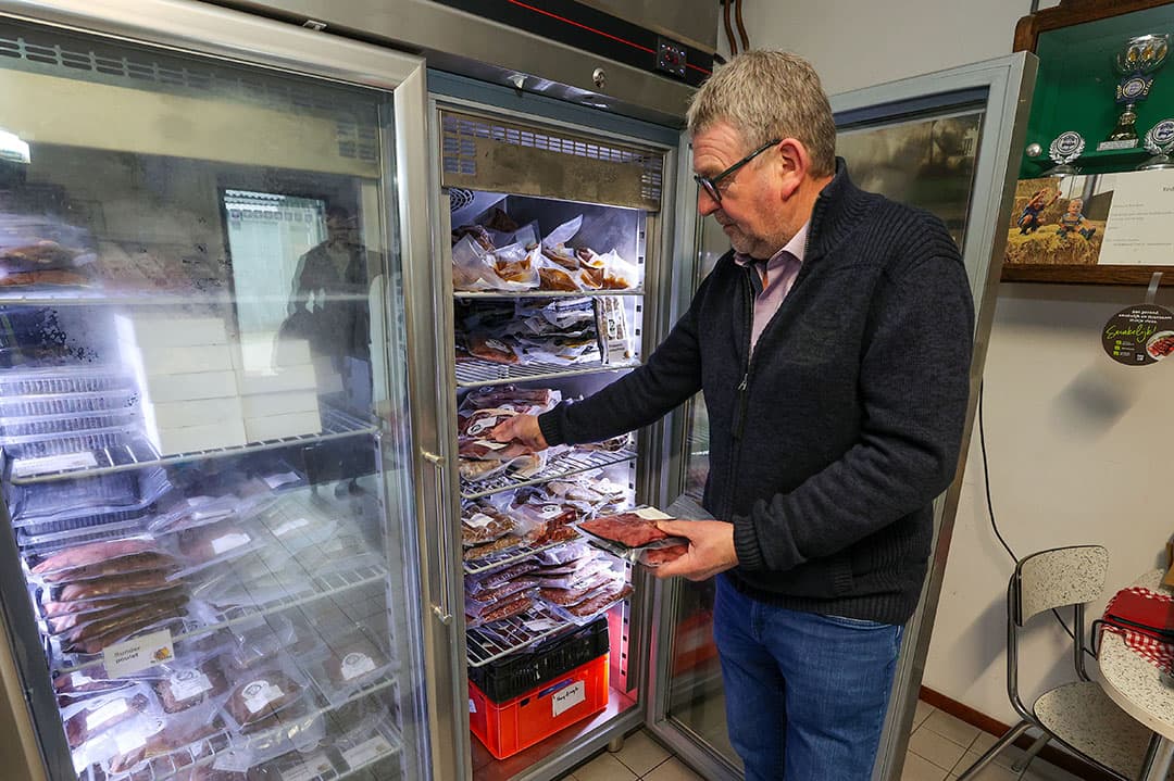 Huisverkoop van vlees kent een grote verscheidenheid. Sommigen verkopen kleinschalig vleespakketten; bij anderen is het uitgegroeid tot een volwaardige slagerij. De verschillen aan bijdragen aan het bedrijfsinkomen zijn net zo groot. - Foto's: Bert Jansen