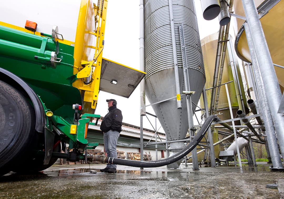Pluimveehouders hebben acute financiële problemen door de sterk gestegen voerkosten, zegt Kees de Jong van LTO Pluimveehouderij. - Foto: Ruud Ploeg