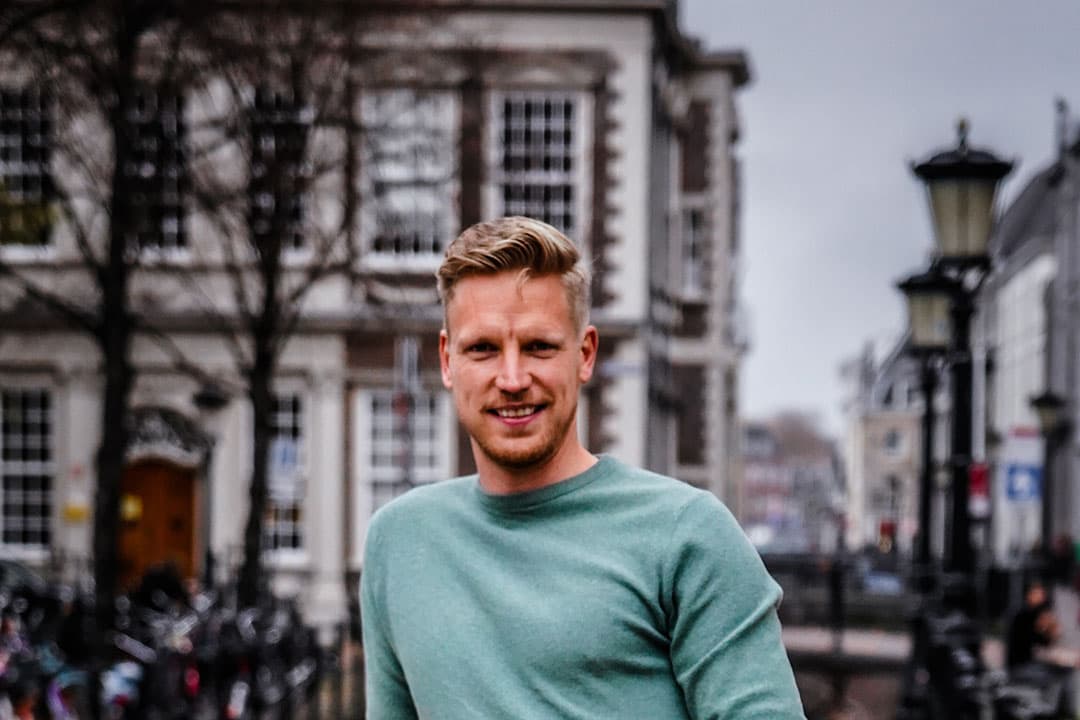 Jan Huitema (1984) zit sinds 2015 voor de VVD in het Europees Parlement. Hij studeerde Dierwetenschappen in Wageningen en leerde het politieke vak van voormalig Europarlementariër Jan Mulder. Hij heeft een melkveebedrijf in Makkinga (Friesland). - Foto's: VVD/Renew.eu